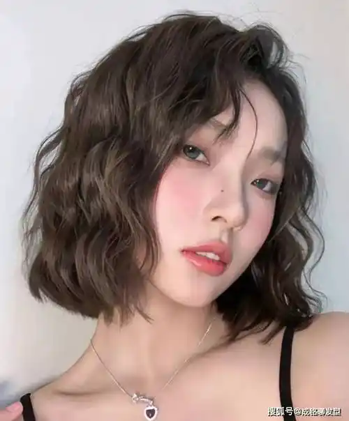 告别老气横秋,中短发这样烫,时尚减龄又显气质