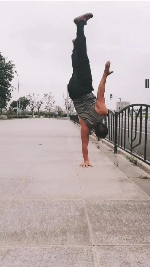 健身宁教练传递健身正能量#单手倒立