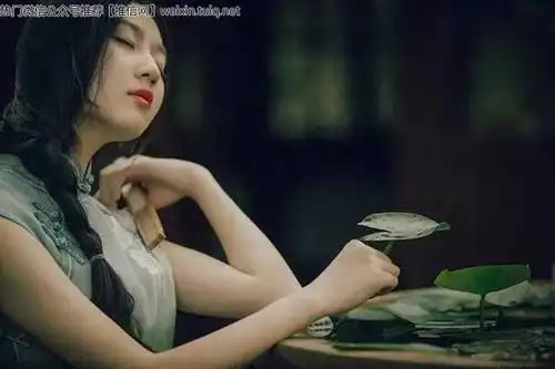 穿旗袍的女人,是优雅而脱俗的,有着高贵骄傲的气质和从容淡定的风度.