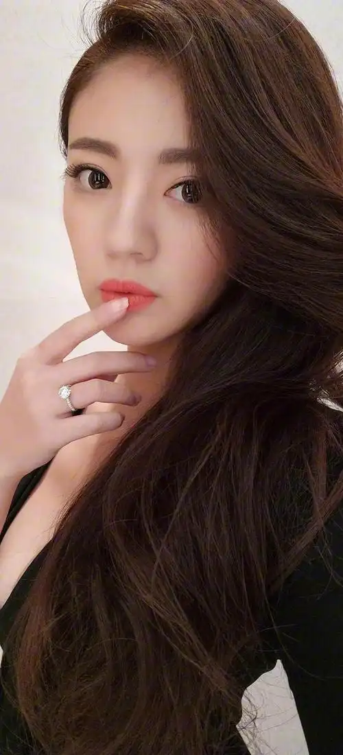 安以轩驾驭白色服饰温婉大方气质迷人