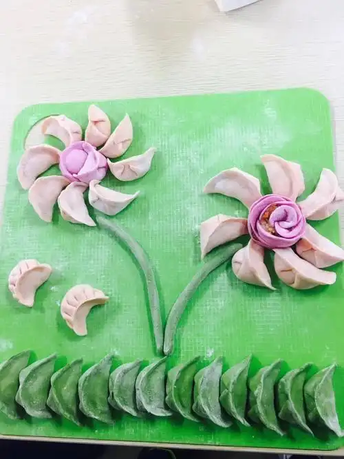 哇哦,各种形状,颜色的饺子摆出了美丽的花朵