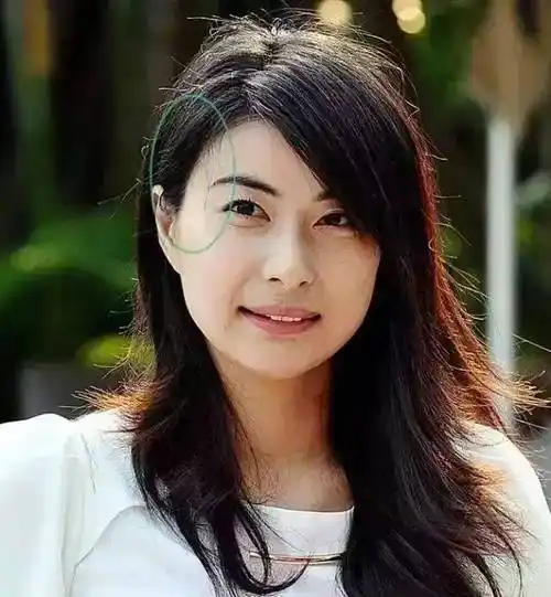 所以,大众心中的豪门好儿媳郭晶晶就是太阳穴饱满的脸型,才会有香港