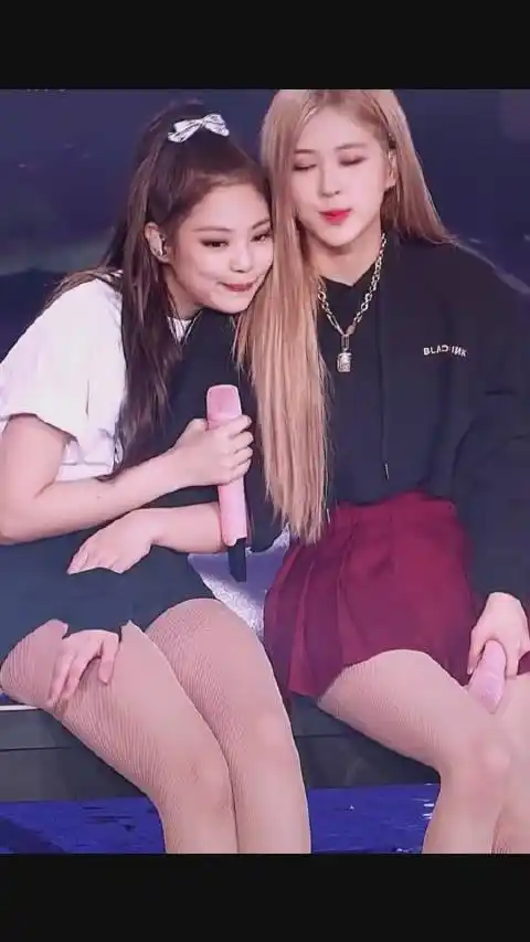 blackpink-jennie和rose在舞台上的甜蜜时光