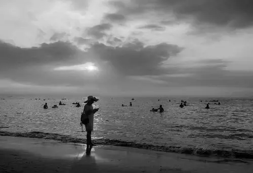 某个夏日的黄昏,一个人走在长长的海边