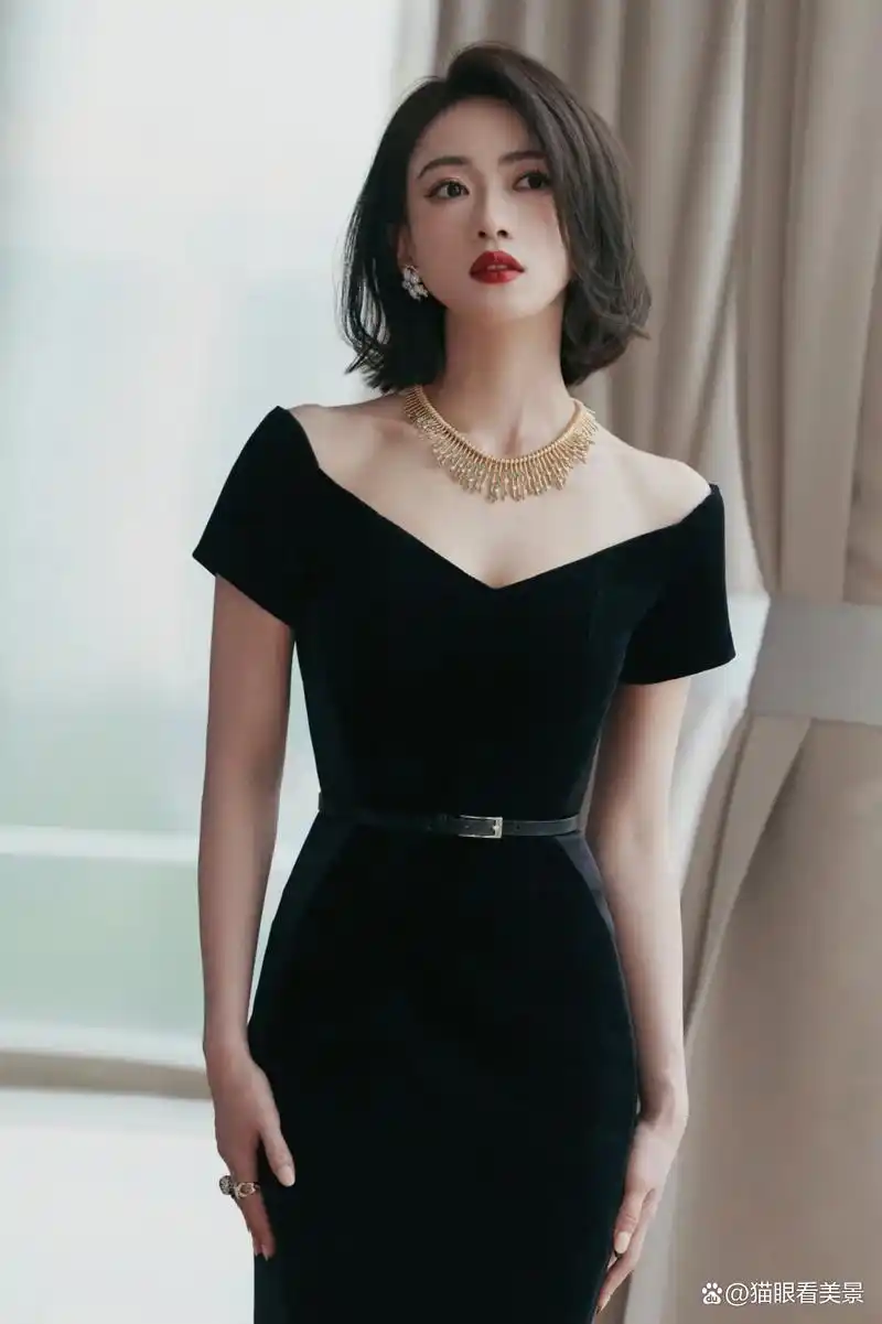 吴谨言 越来越性感了,最新黑色抹胸长裙写真,性感爆棚!