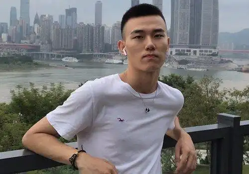 男生发型 男生短发 >> 街头偶遇很会打扮的素颜小哥哥 做的是你想要的