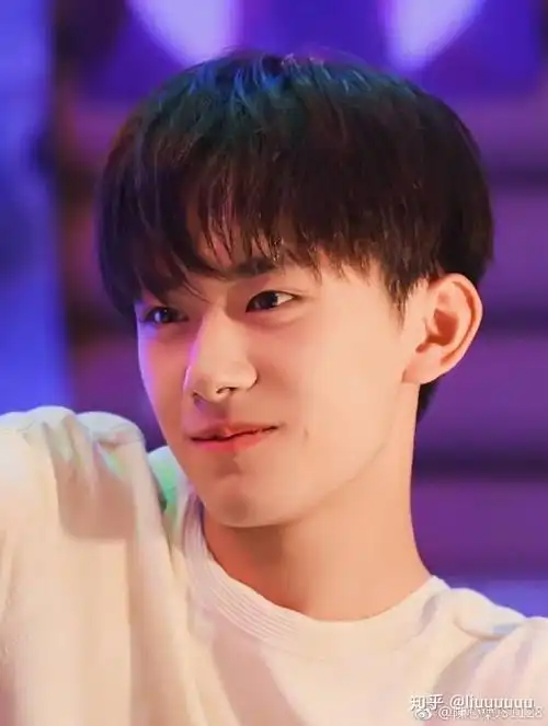 有没有易烊千玺的超甜梨涡照?