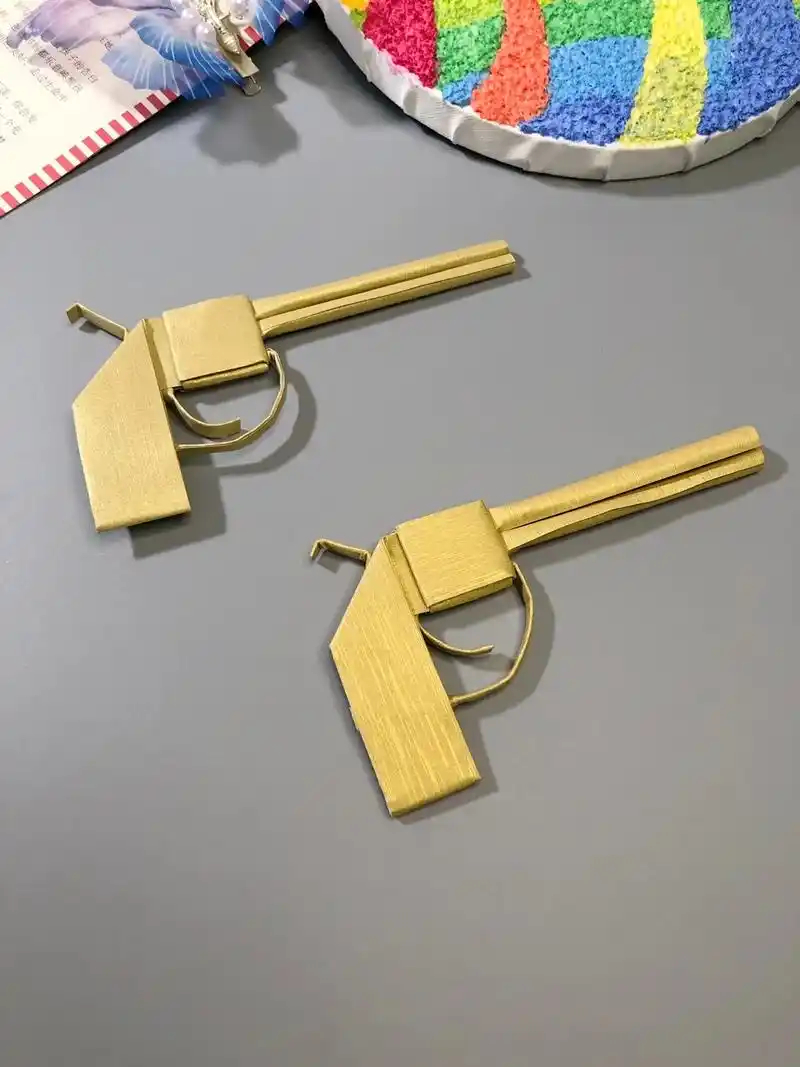 超仿真的折纸手枪玩具.#亲子手工 #自制玩具 #有趣的折纸手 - 抖音