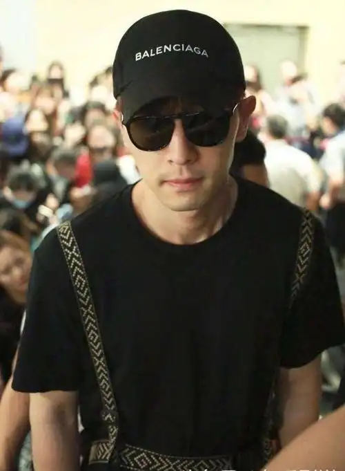 邓伦现身情绪低落胡子拉渣小胖手都瘦没了网友脸上有颗痣