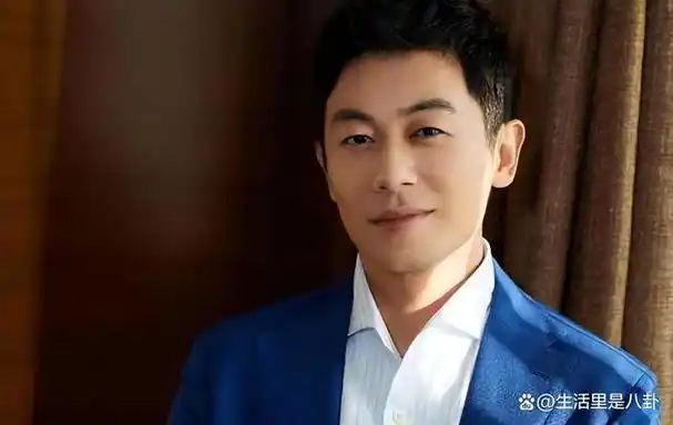 朱亚文这个阳刚的型男·演员,凭借出色的演技和磁性的嗓音赢得了无数