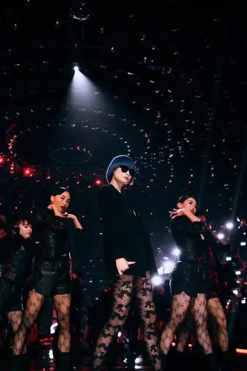 李宇春的女人味终于展示出来了穿上丝袜后真挺有韵味的