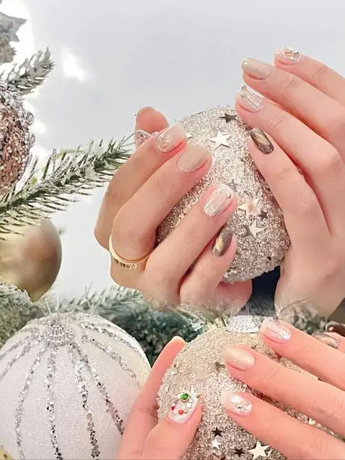 短指甲的圣诞简约款美甲
