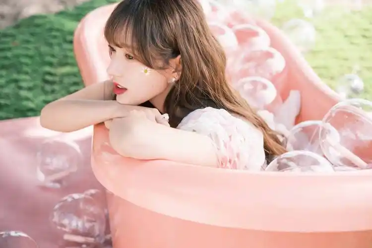 程潇温柔仙女风美照释出穿紫色纱裙笑容甜美灵动