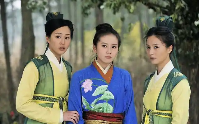 2010年五月,张钧甯出演电视剧《幸福最晴天》,搭档贺军翔,李易峰.