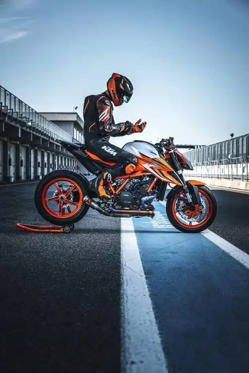 2022ktm1290supedukerrevo户外特写1