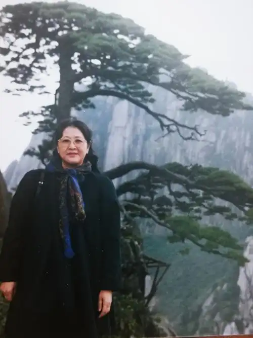 楠莉在黄山迎客松前