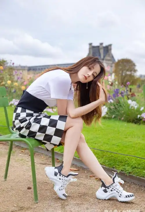 迪丽热巴阳光时尚街拍写真图集