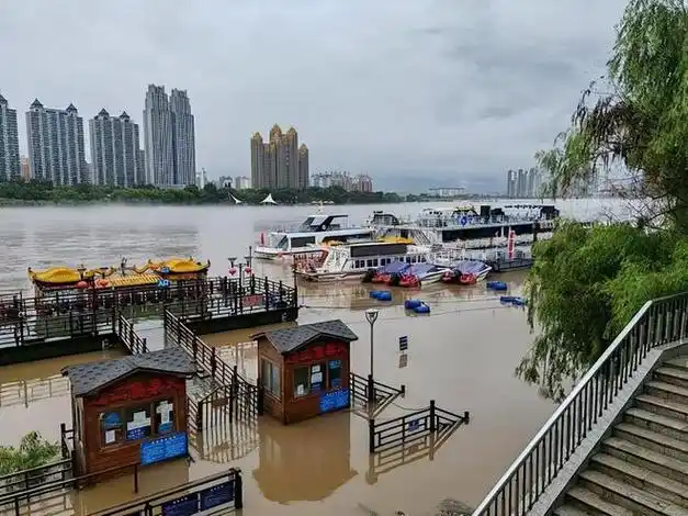 7月28日清晨,查看吉林市的松花江水情|江边|临江|江面_网易订阅