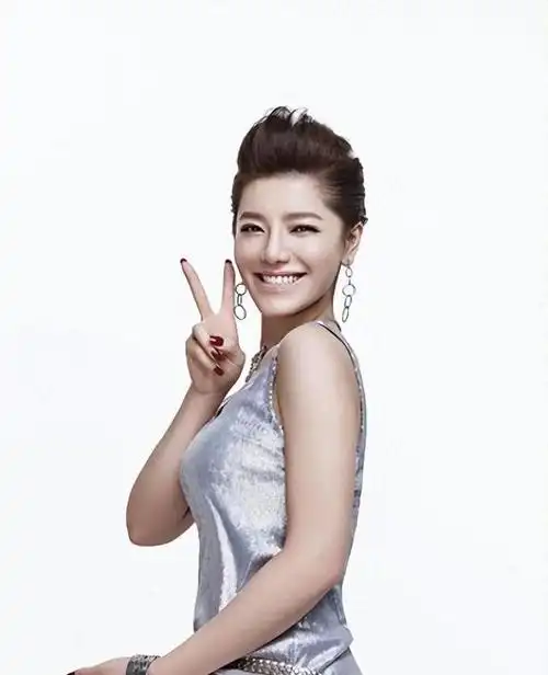 超女冠军江映蓉:因医美失败像"怪物",全身只剩眼睛是自己的!