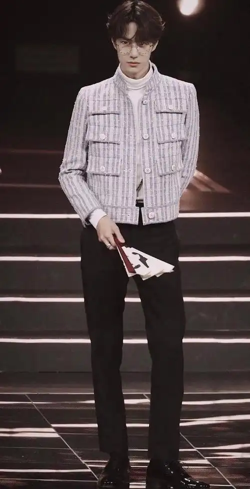 王一博优越的大长腿,气场2米8