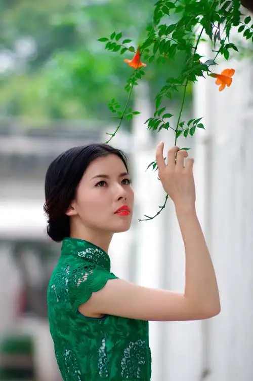 苏州平江路旗袍美女