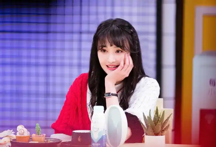 郑爽拼色针织开衫综艺造型图片