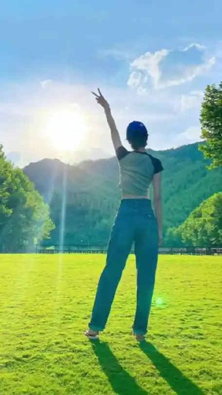 并晒比耶背影照,这身材比例真的好好,腰也太细了!