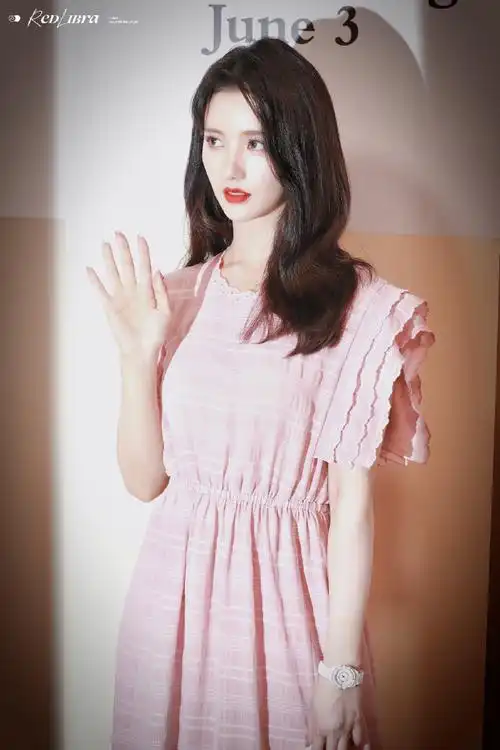 刘些宁粉红格裙##coach秀场直击