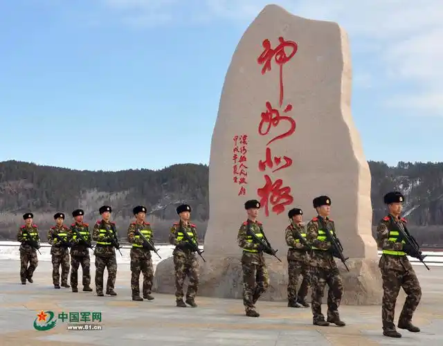 武警黑龙江边防官兵巡护中俄界江