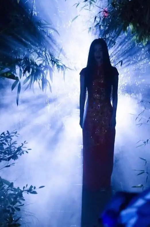 漂亮的不死女鬼以美色勾引男人所有跟她回家的男人都凭空消失