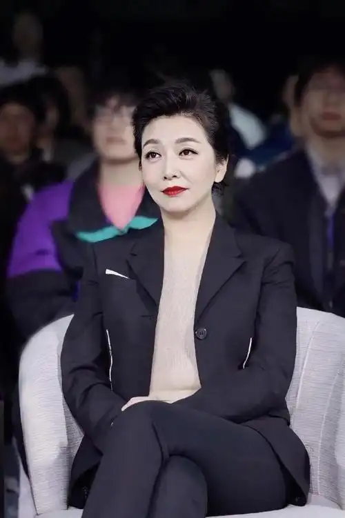 江珊越老越敢穿用内浅外深塑造气质感裸色内搭像没穿一样