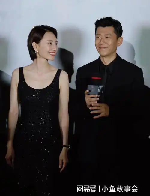 袁泉大雪天与任鲁豫一同玩雪生图状态抗打现身外景场景