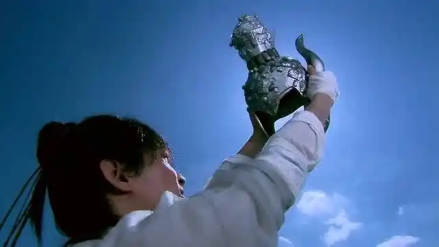 这头盔不愧为景天之物,只看了它两眼,就能让景天想起飞蓬的记忆