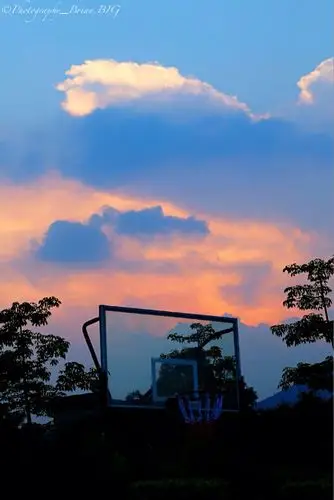 夕阳下的篮球场,美如画.