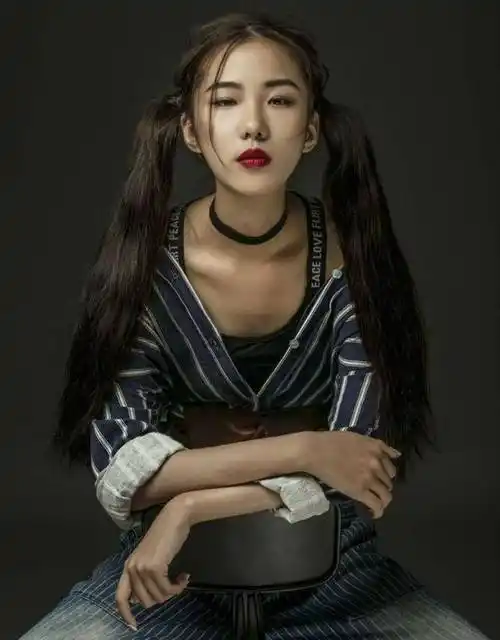 她曾是变形计里吃饭都得让人喂的富家女,如今却美成这样!