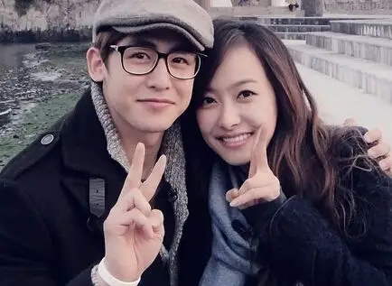 宋茜和尼坤在我们结婚了中有不少的亲密照片,两人还在节目中拍闪怂