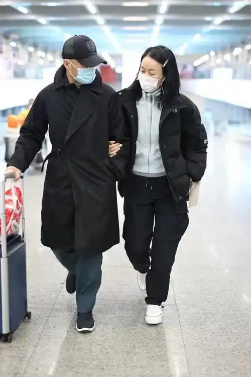 那英挽着丈夫手臂小鸟依人夫妻俩一身黑很低调那英素颜无压力