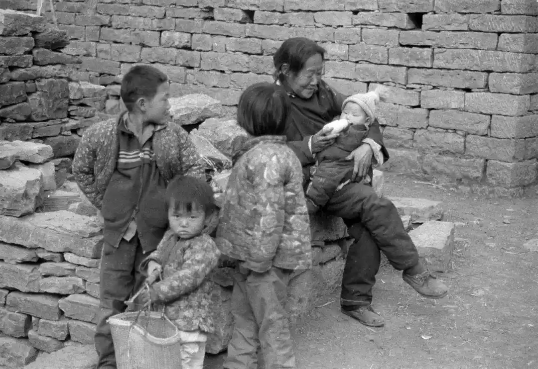 end李百军1955年出生于山东沂蒙山区农村家庭,从七十年代开始摄影.