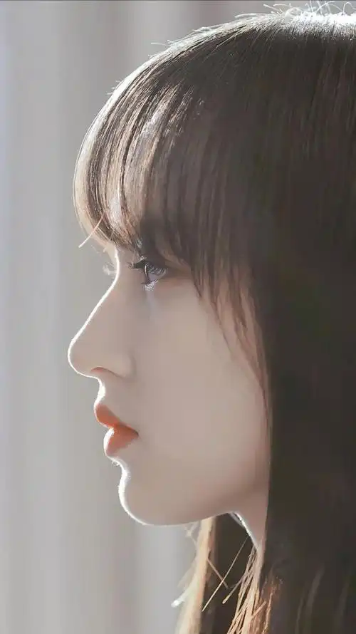 不管是正脸还是侧脸都几乎看不到下颌角的脸部轮廓,对比其它女明星