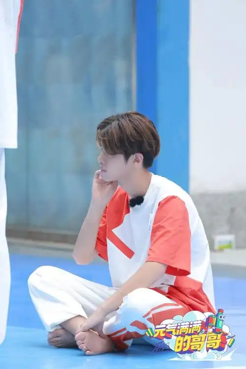 元气满满的哥哥杨洋扮丑率队躲藏王鹤棣西瓜造型笑喷全场