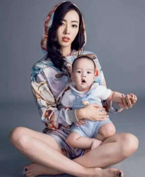 央视主持人李思思:9次上春晚,没嫁老头,和初恋结婚连生两子