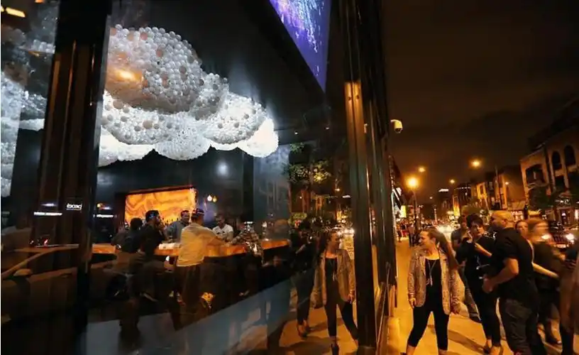 突破常规天花设计的boystown酒吧