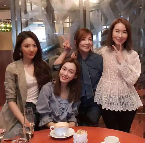 范玮琪与好友聚会合照曝光笑靥如花尽显闺蜜情
