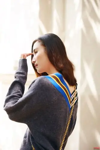 宋佳秋季私服完美驾驭学院风 复古又温暖