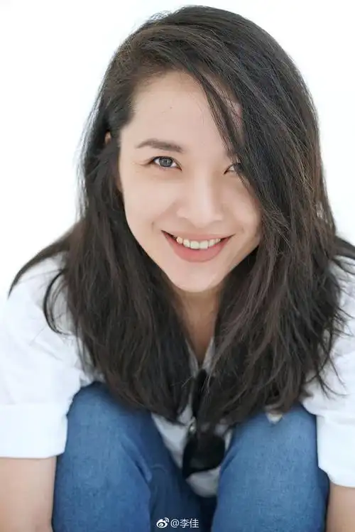 李佳晒俩儿子近照,大儿子头发茂密像靳东,李佳用冰淇淋哄孩-八卦绯闻-