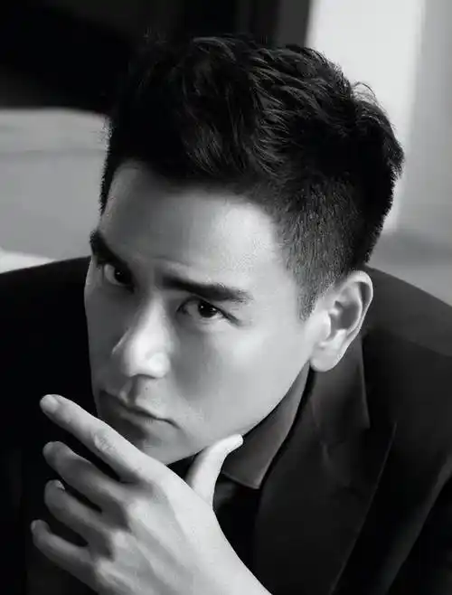 彭于晏和神秘美女遛狗疑似成功脱单,女方身材媲美模特