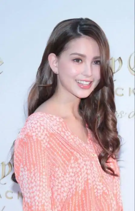 父亲是澳洲人,母亲是中国台湾和韩国的混血儿,昆凌也完