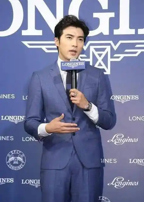 一套绅士有型的西装,还有清爽的短发,这样看起来的贺军翔真的非常有型