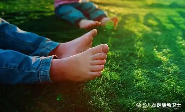 随着春日暖阳的到来,小区的草坪上,我们常见到一幕:孩子们光着脚丫