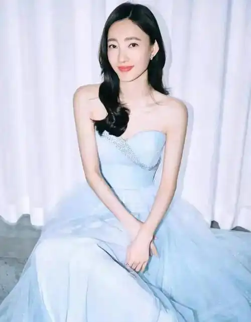 王丽坤品质盛典造型身穿淡蓝色礼服整体来说气质高冷
